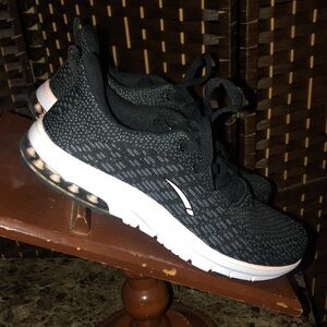 LA GEAR Ultra foam brand new sneakers, size 8.5